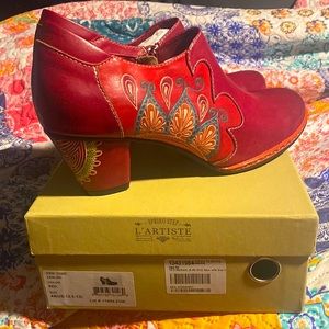 L’Artiste Spring Step Red Zami booties size 44 EU/12.5-13 US NIB